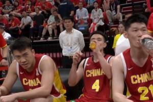 郭士强暂停布置时 王俊杰的表情变化颇有些耐人寻味啊