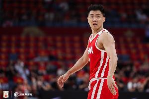 解说：高诗岩在FIBA更像是小个朱俊龙 而非真正能大量持球的后卫