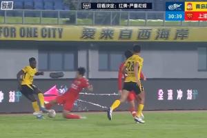 张源亮鞋底蹬到阿齐兹，VAR介入后黄牌改直红