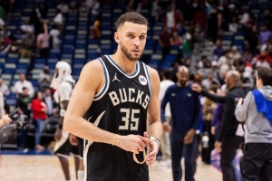 Fischer：前锋皮特·南斯以两年底薪合同重返雄鹿 第二年球队选项